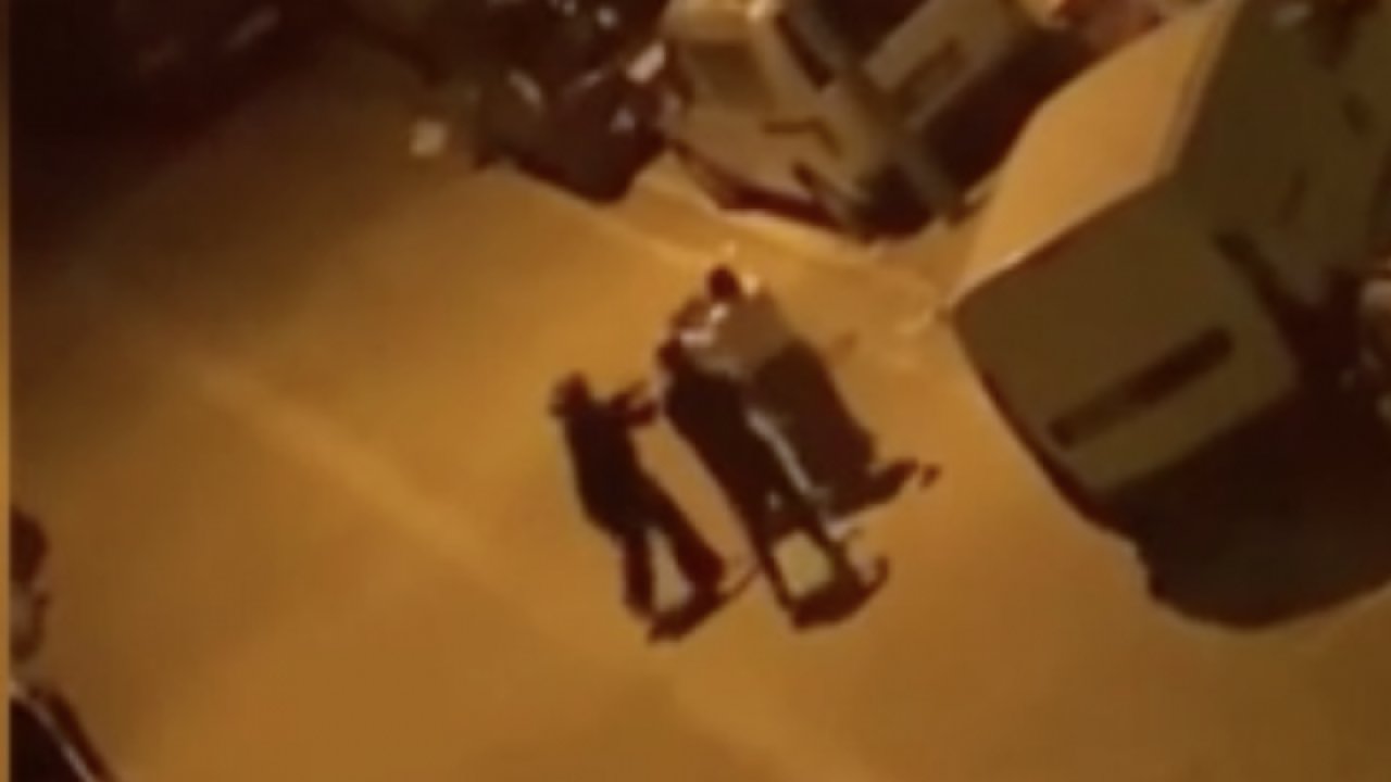 Saç saça birbirine giren kız kardeşler kamerada