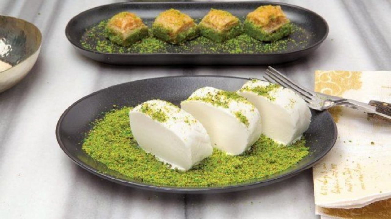 Lezzeti, ritüeli, serinliği çok seviliyor! Öyküsünü dinlemek size çok şaşırtacak… Maraş dondurmasını kim, nasıl buldu?
