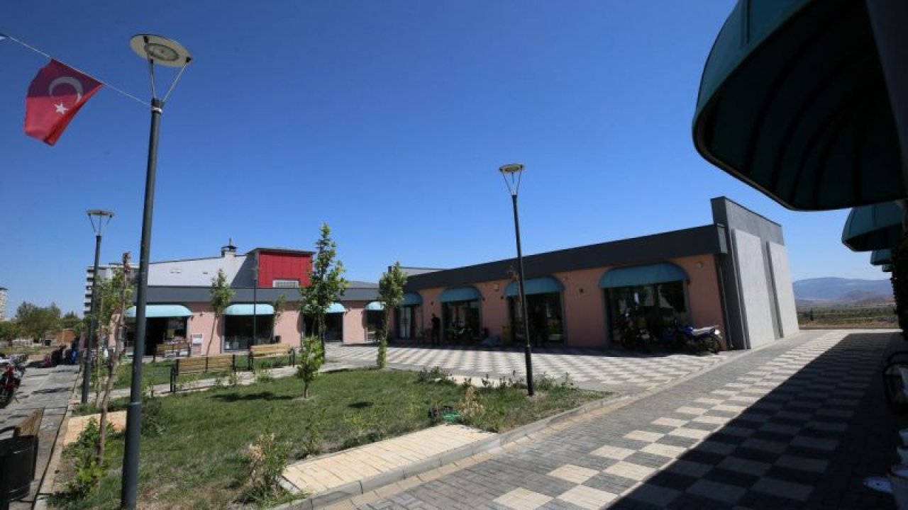 Gaziantep'te depremlerden etkilenen İslahiye esnafı yeni iş yerlerinde faaliyet gösteriyor