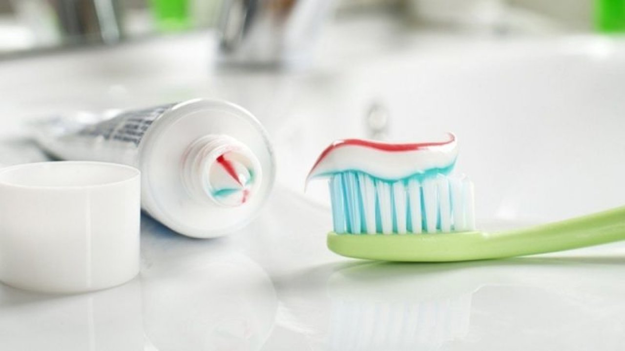 Diş macunundan yararlanmayı öğrenin: Bu tüyolardan sonra temizlikte adeta gizli silahınız olacak! İşte diş macununun kullanım alanları