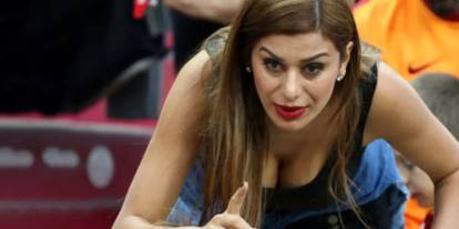 Ebru Şancı, 'Yayık Ağızlı Futbolcu Eşleri' Mesajına Verdiği Cevapla Dikkat Çekti