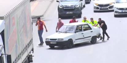 Gaziantep'te kaza yapan otomobili polisler iterek yol kenarına çekti