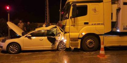 Gaziantep'te tırla çarpışan otomobil demir yığınına döndü: 2 yaralı