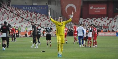 Gaziantep’te Taraftarlar Mustafa Burak Bozan’ı Bağrına Bastı: Genç Kaleci Antalyaspor Maçında Yıldızlaştı