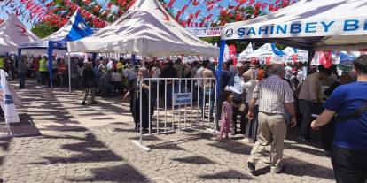 Gaziantep’te Kan Bağışına Rekor Katılım! Meydan Doldu Taştı, Sırada Ayakkabı Hediyesi Var