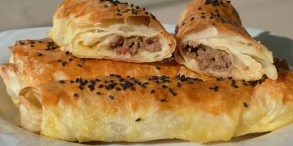 Hazır Yufkayla El Açması Tadında Kıymalı Börek: Pratik ve Lezzetli Tarif