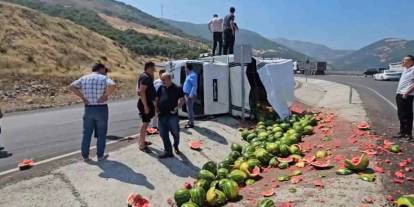 Gaziantep’te virajı alamayan karpuz yüklü kamyonet devrildi