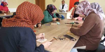 Gaziantep'te Kadınlar, sedef kakma işlemeciliğini öğreniyor