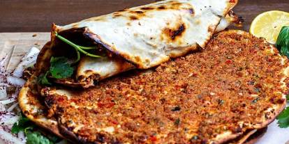 Evde Taş Fırın Lezzetinde Lahmacun Nasıl Yapılır? Adım Adım Gerçek Tarif