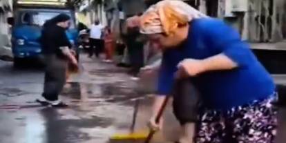 Gaziantep'te Süpürgeyi, Küreği Alan Kadınlar Sokağa İndi!