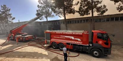 Gaziantep OSB'de Halı Fabrikasında Korkutan Yangın: İtfaiye Ekipleri Müdahale Ediyor