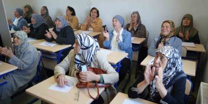 Gaziantep'te torun sahibi ninelerin okumayı öğrenme azimleri imrendiriyor
