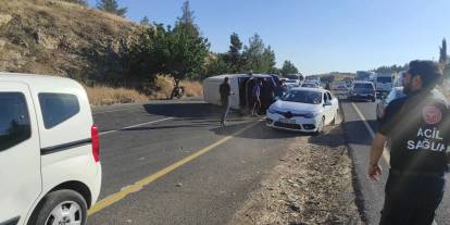 Gaziantep Yolunda Feci Kaza: İşçi Servisi ile Otomobil Çarpıştı, 12 Yaralı