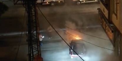Gaziantep'te Seyir Halindeki Araç Gece Yarısı Alev Aldı: Mahalleli Seferber Oldu
