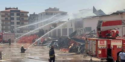 Gaziantep’te Meslek Lisesi Mobilya Atölyesindeki Yangın: Müdahale Çalışmaları Aralıksız Devam Ediyor