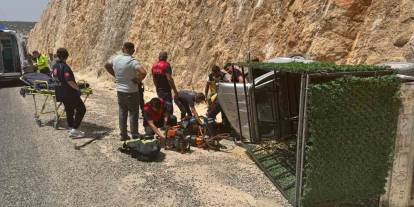 Adıyaman’da şarampole devrilen kamyonetin sürücüsü yaralandı