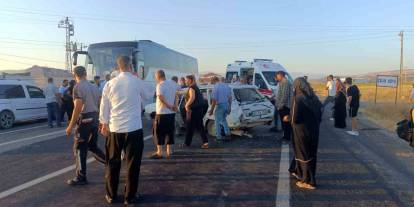 Otobüs ile otomobil çarpıştı: 5 yaralı