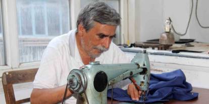 Ustasından aldığı antika dikiş makinesiyle 60 yıldır terzilik yapıyor