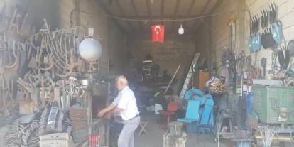 Gaziantep'te demirciler kavurucu sıcaklarla mücadele ediyor