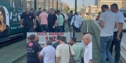 Gaziantep’te tramvay kazası: Yolun karşısına geçmek isteyen adam yaralandı