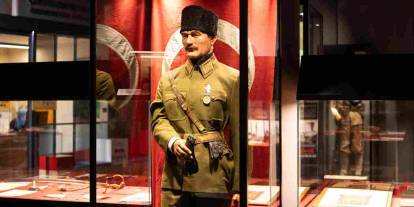 Atatürk'ün üniforması ve kılıcı Gaziantep'te sergileniyor