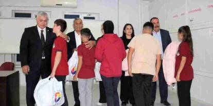 Gaziantep'te 14 okulda 1600 öğrenciye kaban desteği