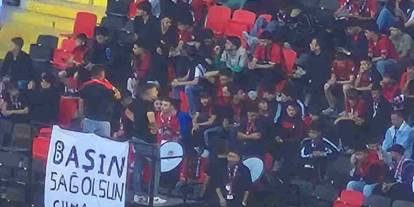 Kırmızı-Siyahlılardan Duygulandıran Vefa Örneği: Gaziantep FK Tribünlerinden Başsağlığı Mesajı!