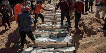 Gazze’de kimliği tespit edilemeyen 24 Filistinli daha toplu şekilde defnedildi