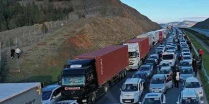 Gaziantep'te Sabır Taşıran Trafik! 5 Kilometrelik Kuyruk
