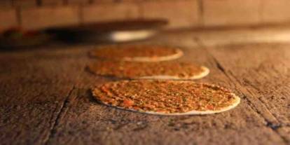 Antep lahmacunu tescilli tarifiyle pişirildi
