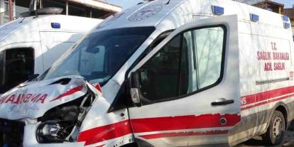 Gaziantep’te Şok Olay! Vakaya Giden 112 Ambulansına Araç Çarptı: 2 Sağlıkçı Yaralı