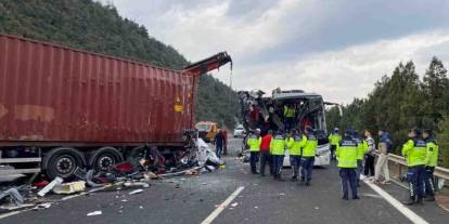 SON DAKİKA: Gaziantep'e gelen yolcu otobüsü tıra çarptı: 7 ölü, 11 yaralı
