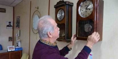 Gaziantep'te 76 yaşındaki saat ustası, 61 yıldır zamana ayar veriyor