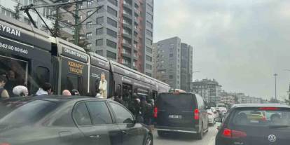 Gaziantep’te tramvay krizi! Otomobil raylara girdi, yolcular yolda tahliye edildi