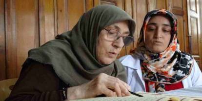 75 yaşındaki Fatma teyze: 'Hece hece Kur'an-ı Kerim'i öğreniyor'
