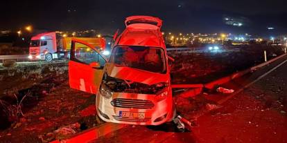 Gaziantep’te hafif ticari araç ile tır çarpıştı: 2’si çocuk 3 yaralı