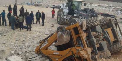 Gaziantep'te çalışma sırasında yol çöktü, devrilen kepçenin operatörü yaralandı