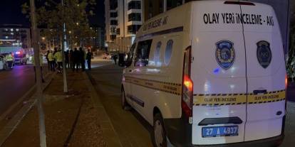 Gaziantep’te  Bu Kazayı Konuşuyor! Anne-Kıza Otomobil Çarptı: Anne Öldü, Kızı Ağır Yaralı