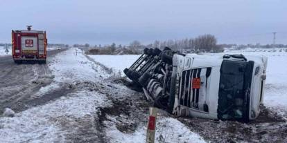 Gaziantep Şanlıurfa yolunda asit yüklü tanker devrildi: 1 yaralı