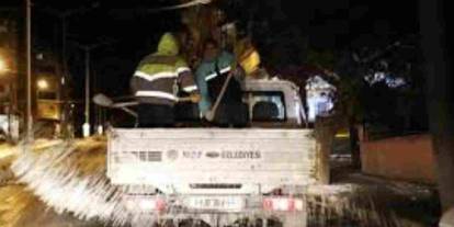 Nizip'te karla mücadele çalışmaları sürüyor