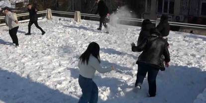Gaziantep’te vatandaşlar kar ve güneşin tadını çıkardı
