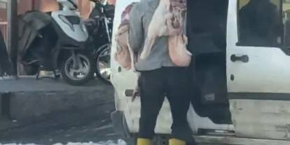 Gaziantep’te Kasap'tan iğrenç görüntüler! Kasabın et taşıyış şekli mide bulandırdı!