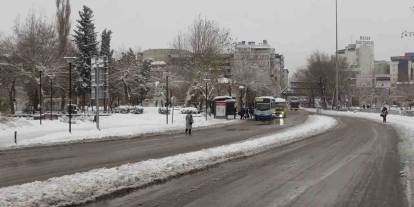 Gaziantep’te Kaldırımlar Buz Tuttu: Vatandaş Yürümekte Zorlanıyor