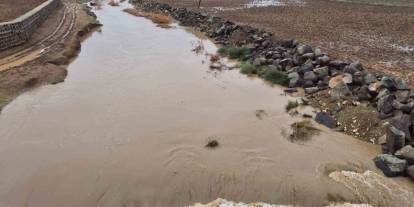 Yavuzeli’nde yağış etkili oldu, Karasu Çayı’nın debisi yükseldi