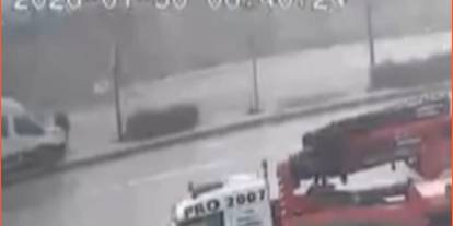 Gaziantep'te kontrolden çıkan servisi refüje çıktı: Ölümden saniyelerle kurtuluş kamerada