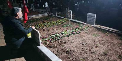 Depremde tüm ailesini kaybeden baba, 04.17’de mezar başında gözyaşlarına boğuldu