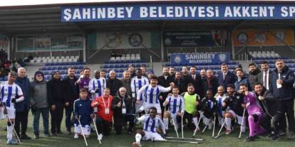 Engellerini ampute futbolla aşıyorlar