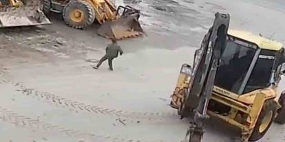 Gaziantep'te 2 Çocuk Dev İş Makinasını Çaldı! İşte 'O' Anlar