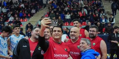 Yılmaz, Kamil Ocak Spor Lisesi'nde parkede gençlerle kozlarını paylaştı