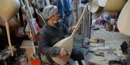 Baba yadigarı atölyede 35 yıldır bağlama üretiyor